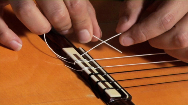 thay dây guitar