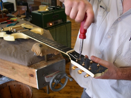 Sửa đàn guitar